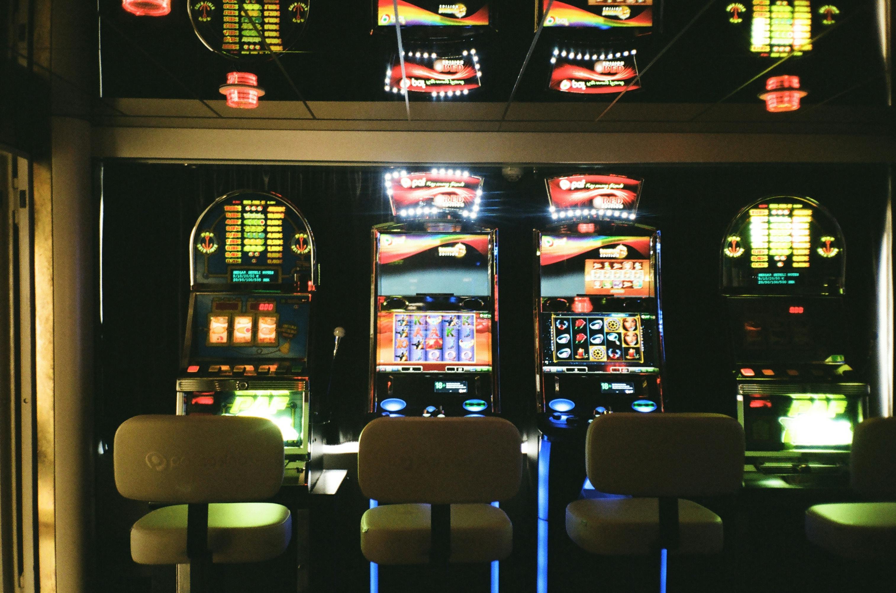 AduQ community card table at hbo9 slot with live dealer and players